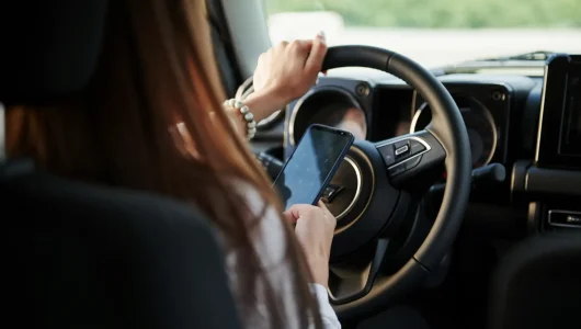 using-smartphone-particle-view-of-woman-that-driv-2026-03-24-07-08-58-utc